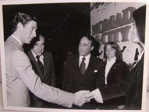 Registro do momento em que Heloisa Vilhena, à época trabalhando na embaixada brasileira em Londres, cumprimenta o príncipe Charles durante a abertura de uma exposição de arte indígena brasileira em Londres. Foto feita entre fins da década de 1970, início da década de 1980, período em que Heloisa trabalhou na Inglaterra.